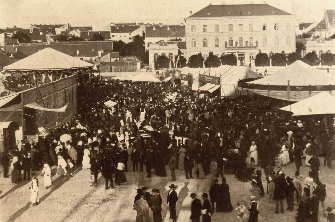 Sajmišni trg (današnji Trg Republike Hrvatske) oko 1885. godine. Pogled prema istoku, vidljiva zgrada Hrvatskog gospodarskog društva